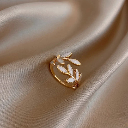 Anillo ajustable con hoja de ópalo blanco