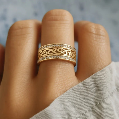 Anillo de oro hueco brillante